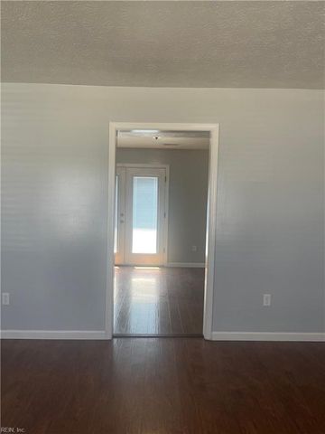 18 Harrogate LN, Hampton, VA 23666