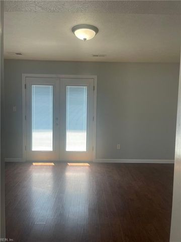 18 Harrogate LN, Hampton, VA 23666