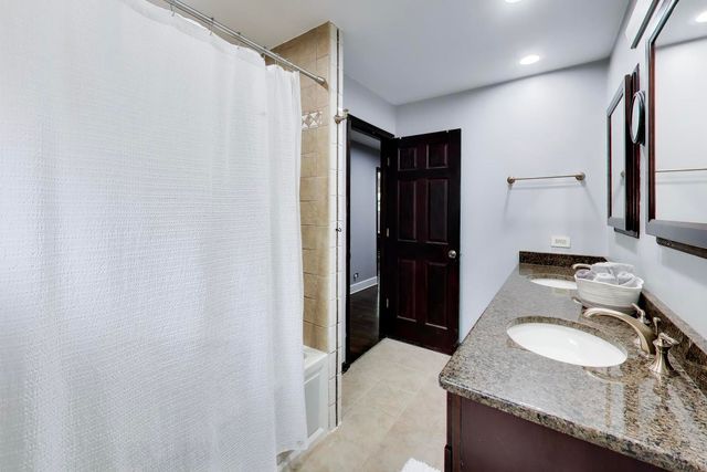103 S Windsor Drive, Arlington Heights, IL 60004
