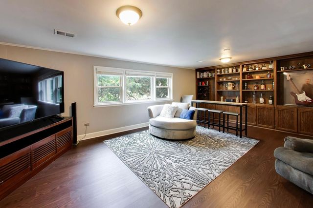103 S Windsor Drive, Arlington Heights, IL 60004