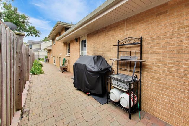 103 S Windsor Drive, Arlington Heights, IL 60004