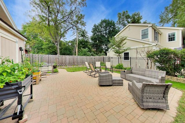 103 S Windsor Drive, Arlington Heights, IL 60004
