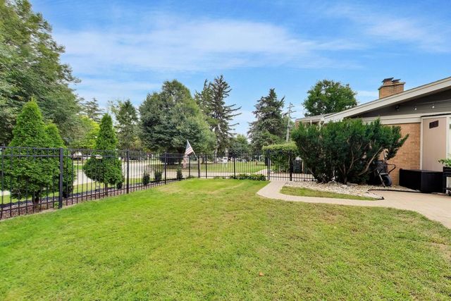 103 S Windsor Drive, Arlington Heights, IL 60004