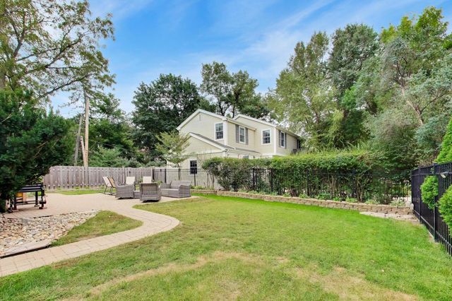 103 S Windsor Drive, Arlington Heights, IL 60004
