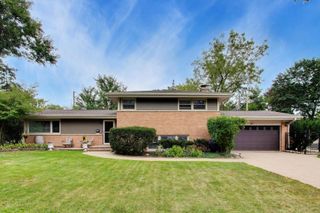 103 S Windsor Drive, Arlington Heights, IL 60004
