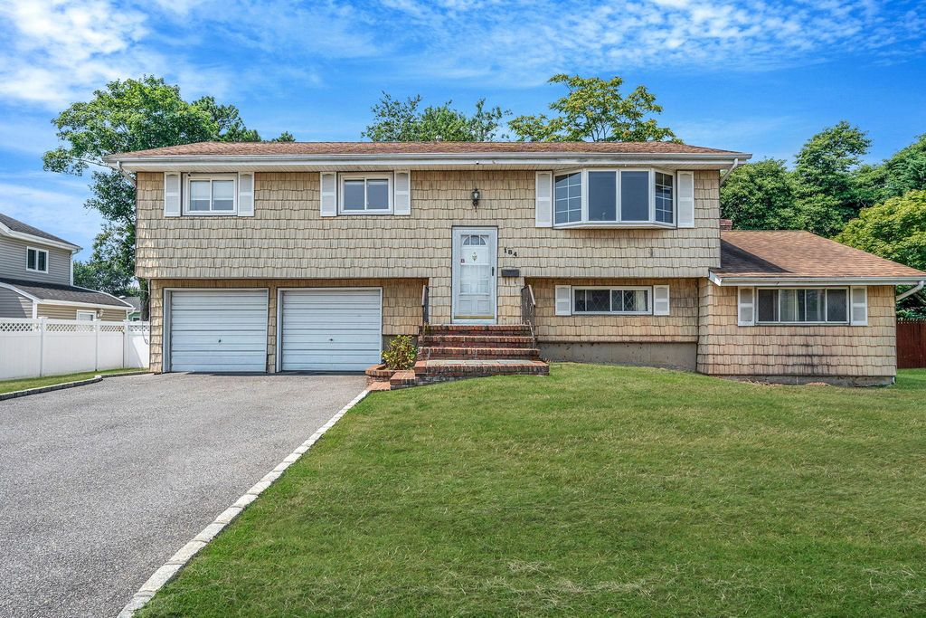 184 Mohawk Avenue, Deer Park, NY 11729