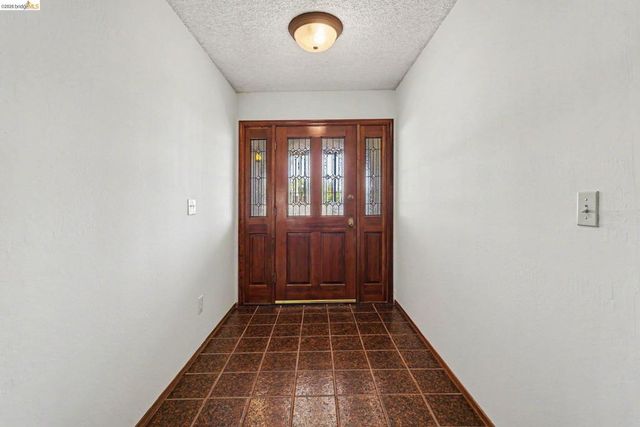 325 Hillsdale Dr, Pittsburg, CA 94565