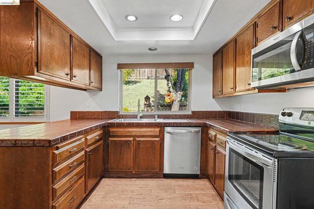 325 Hillsdale Dr, Pittsburg, CA 94565