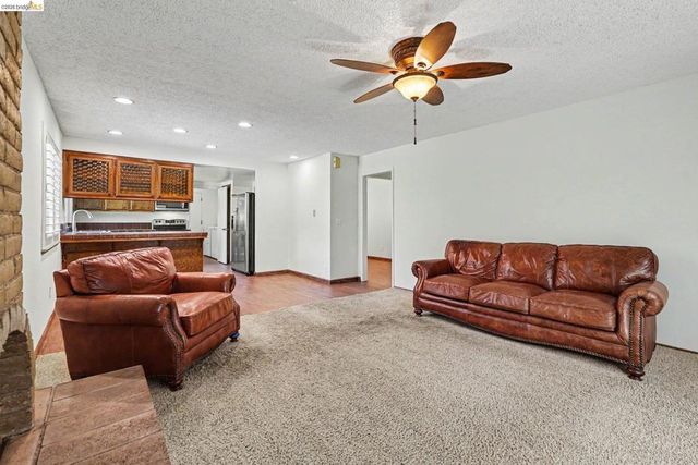 325 Hillsdale Dr, Pittsburg, CA 94565