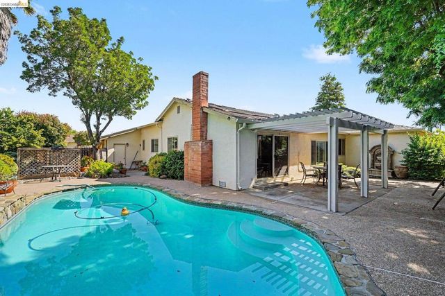 325 Hillsdale Dr, Pittsburg, CA 94565