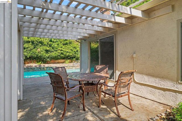 325 Hillsdale Dr, Pittsburg, CA 94565