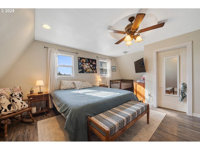 2410 3RD St, Tillamook, OR 97141