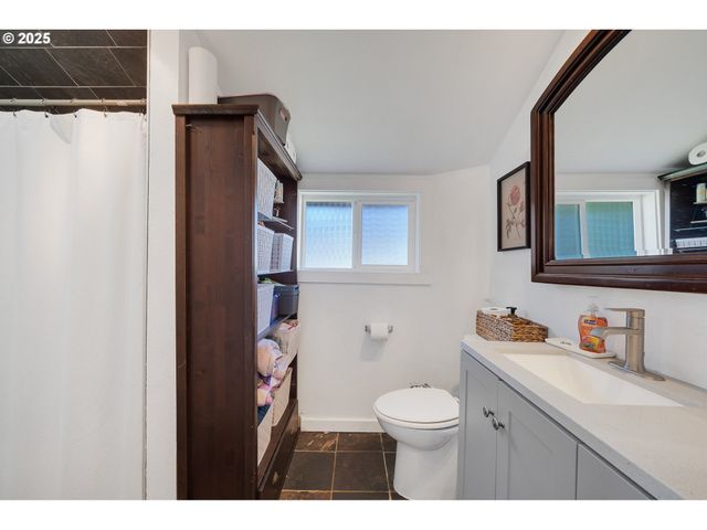 2410 3RD St, Tillamook, OR 97141