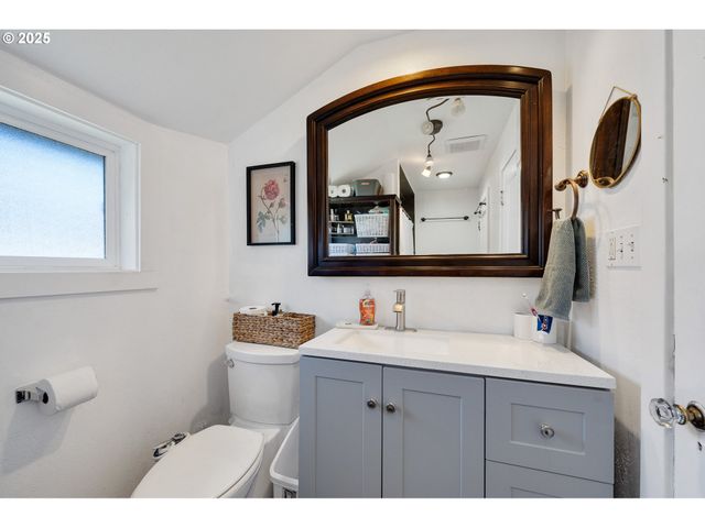 2410 3RD St, Tillamook, OR 97141