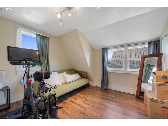 2410 3RD St, Tillamook, OR 97141