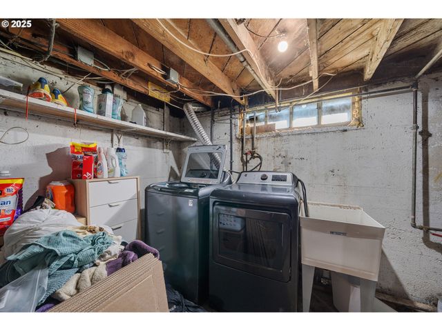 2410 3RD St, Tillamook, OR 97141