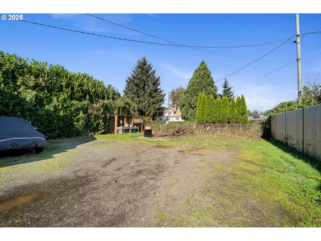 2410 3RD St, Tillamook, OR 97141