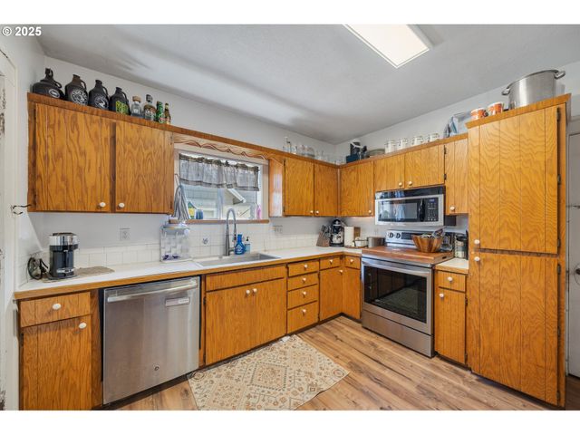 2410 3RD St, Tillamook, OR 97141