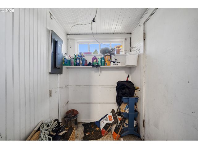 2410 3RD St, Tillamook, OR 97141