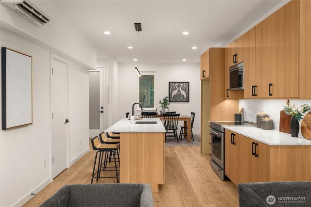 916 C 15th Avenue, Seattle, WA 98122