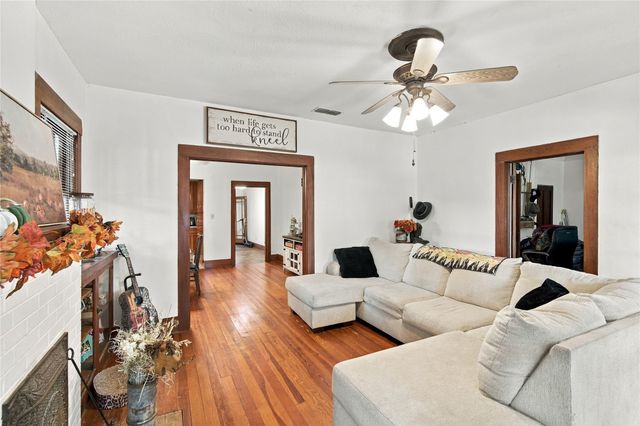 304 E McFarland Street, Grandview, TX 76050