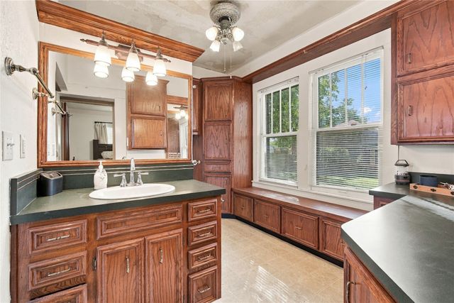 304 E McFarland Street, Grandview, TX 76050
