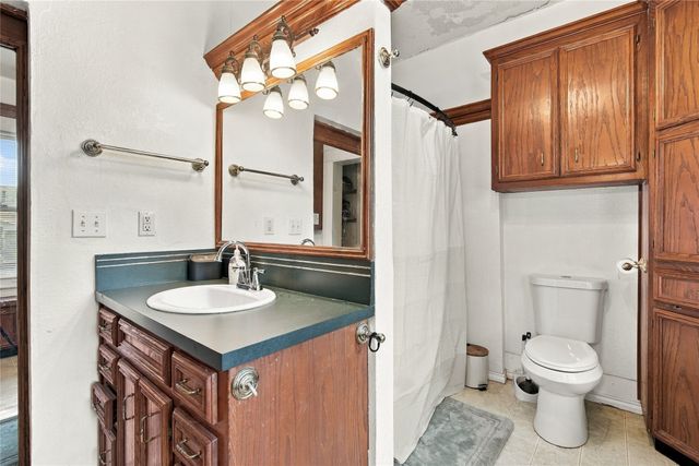 304 E McFarland Street, Grandview, TX 76050