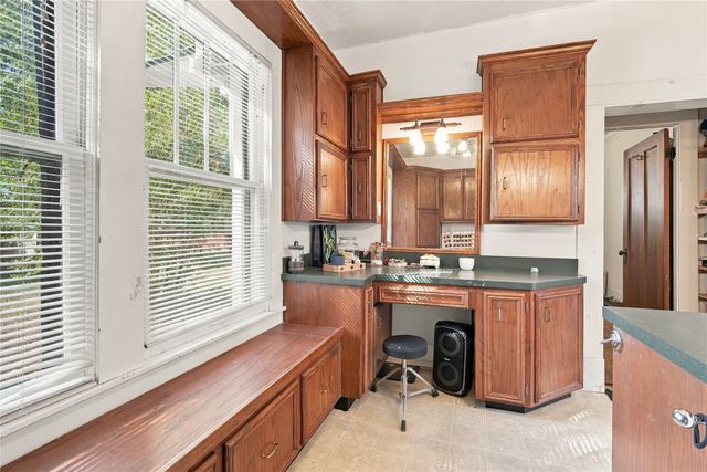 304 E McFarland Street, Grandview, TX 76050