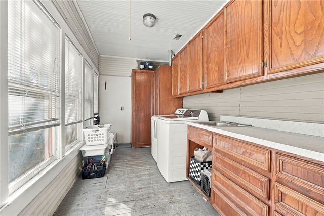 304 E McFarland Street, Grandview, TX 76050