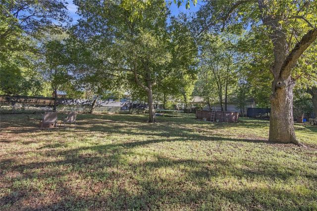 304 E McFarland Street, Grandview, TX 76050