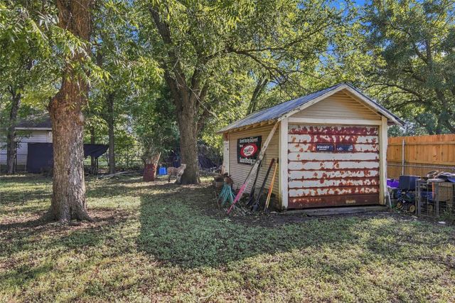 304 E McFarland Street, Grandview, TX 76050