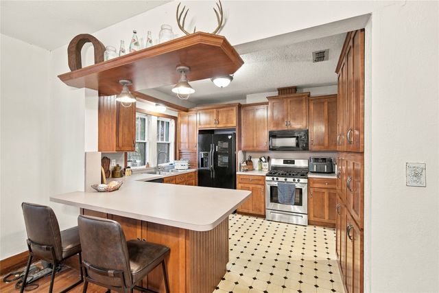 304 E McFarland Street, Grandview, TX 76050