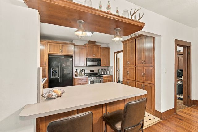 304 E McFarland Street, Grandview, TX 76050