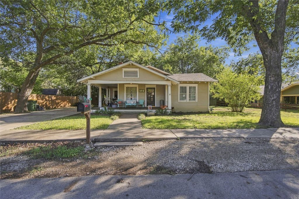 304 E McFarland Street, Grandview, TX 76050 — photo 2