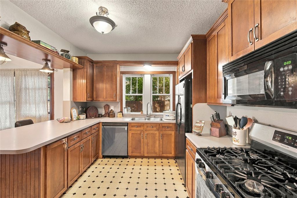 304 E McFarland Street, Grandview, TX 76050 — photo 4