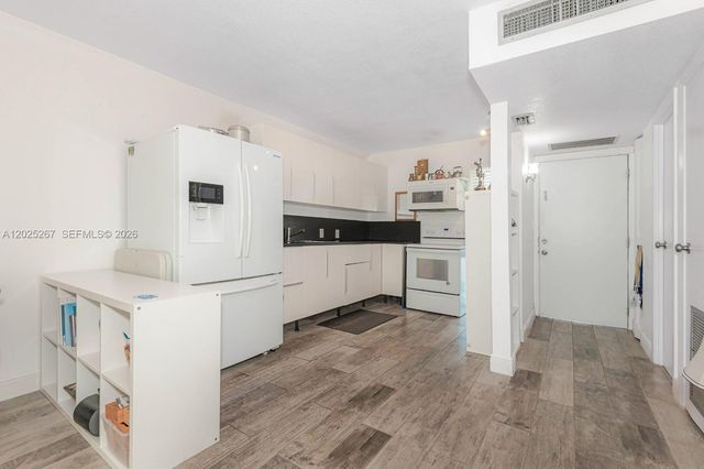 3401 N Country Club Dr 117, Aventura, FL 33180