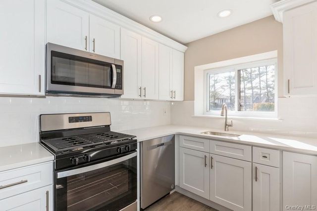 524 Picasso Way 524, Middle Island, NY 11953