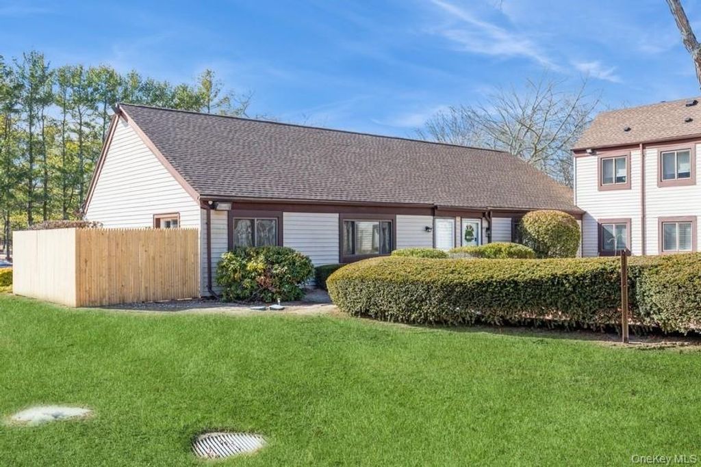 524 Picasso Way 524, Middle Island, NY 11953