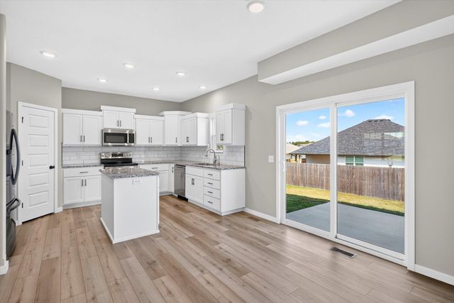 887 S Parkside Circle, Nixa, MO 65714
