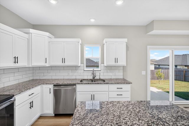 887 S Parkside Circle, Nixa, MO 65714