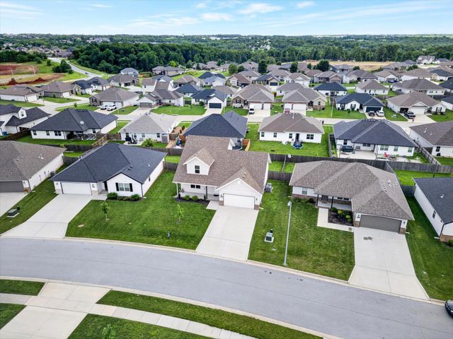 887 S Parkside Circle, Nixa, MO 65714