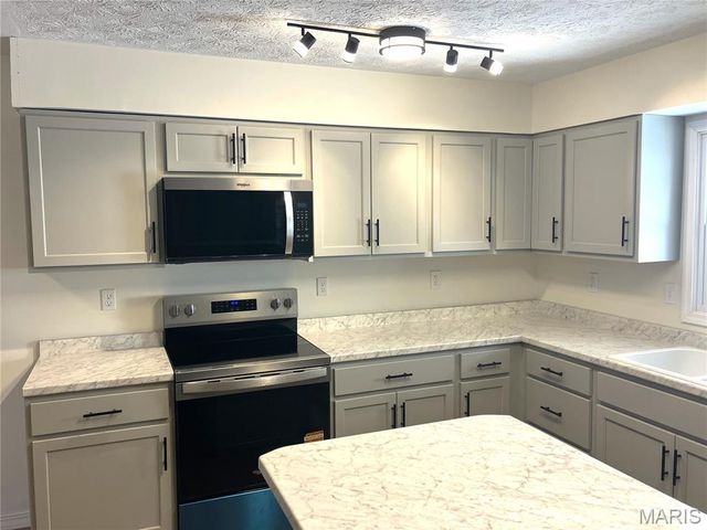 1121 Brooklane Drive E, Carrollton, IL 62016