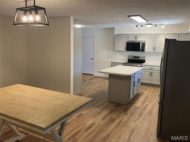 1121 Brooklane Drive E, Carrollton, IL 62016