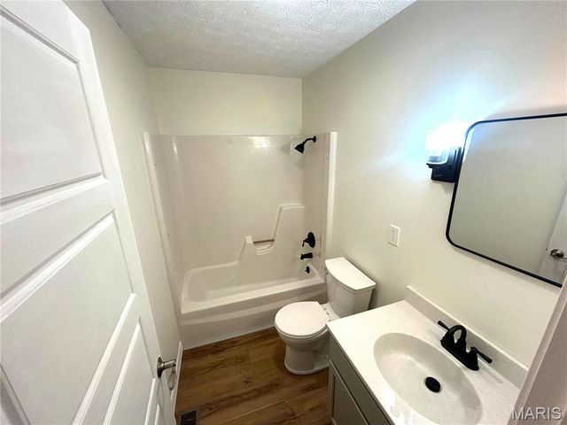 1121 Brooklane Drive E, Carrollton, IL 62016