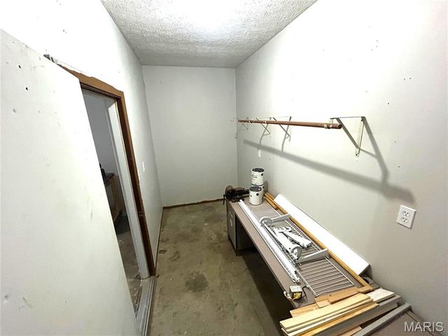 1121 Brooklane Drive E, Carrollton, IL 62016