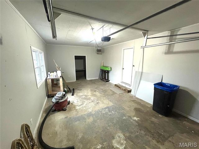 1121 Brooklane Drive E, Carrollton, IL 62016