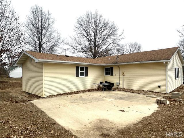 1121 Brooklane Drive E, Carrollton, IL 62016