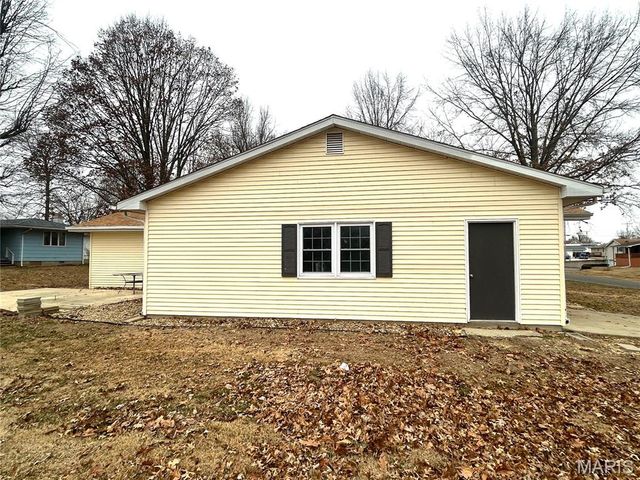 1121 Brooklane Drive E, Carrollton, IL 62016