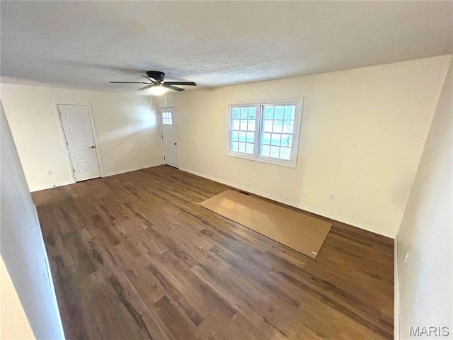 1121 Brooklane Drive E, Carrollton, IL 62016