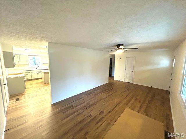 1121 Brooklane Drive E, Carrollton, IL 62016